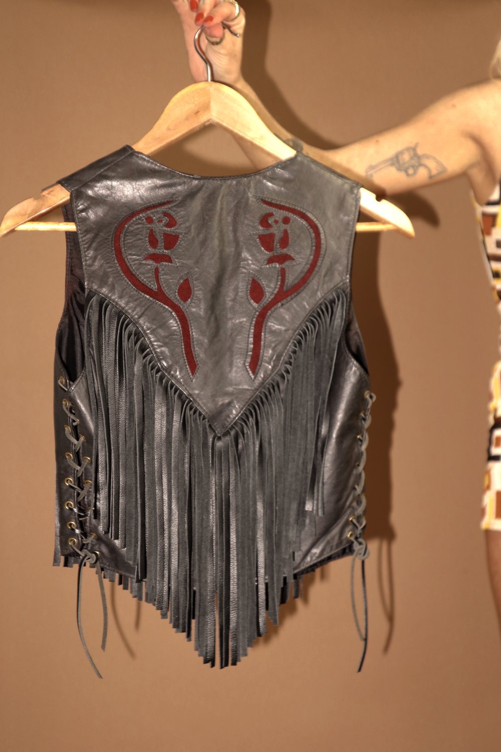 VINTAGE 80s WOMEN'S BLACK LEATHER RED ROSE LACE-UP FRINGED TASSEL BIKER VEST - SMALL — Strange Ray Vintage VINTAGE 80s WOMEN'S BLACK LEATHER RED ROSE LACE-UP FRINGED TASSEL BIKER VEST - SMALL — Strange Ray Vintage